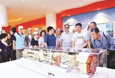 青山区参观装备园区 感受科技成果